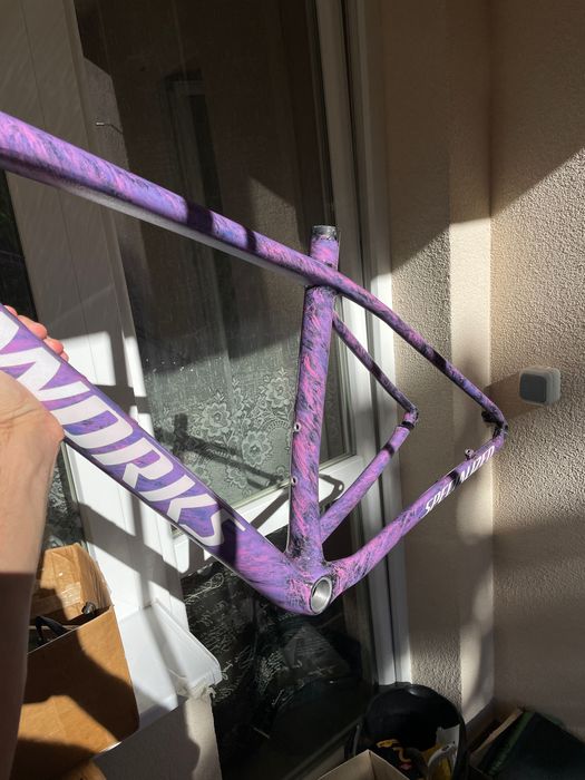 Карбонова рамка Epic рамер М пребоядисана