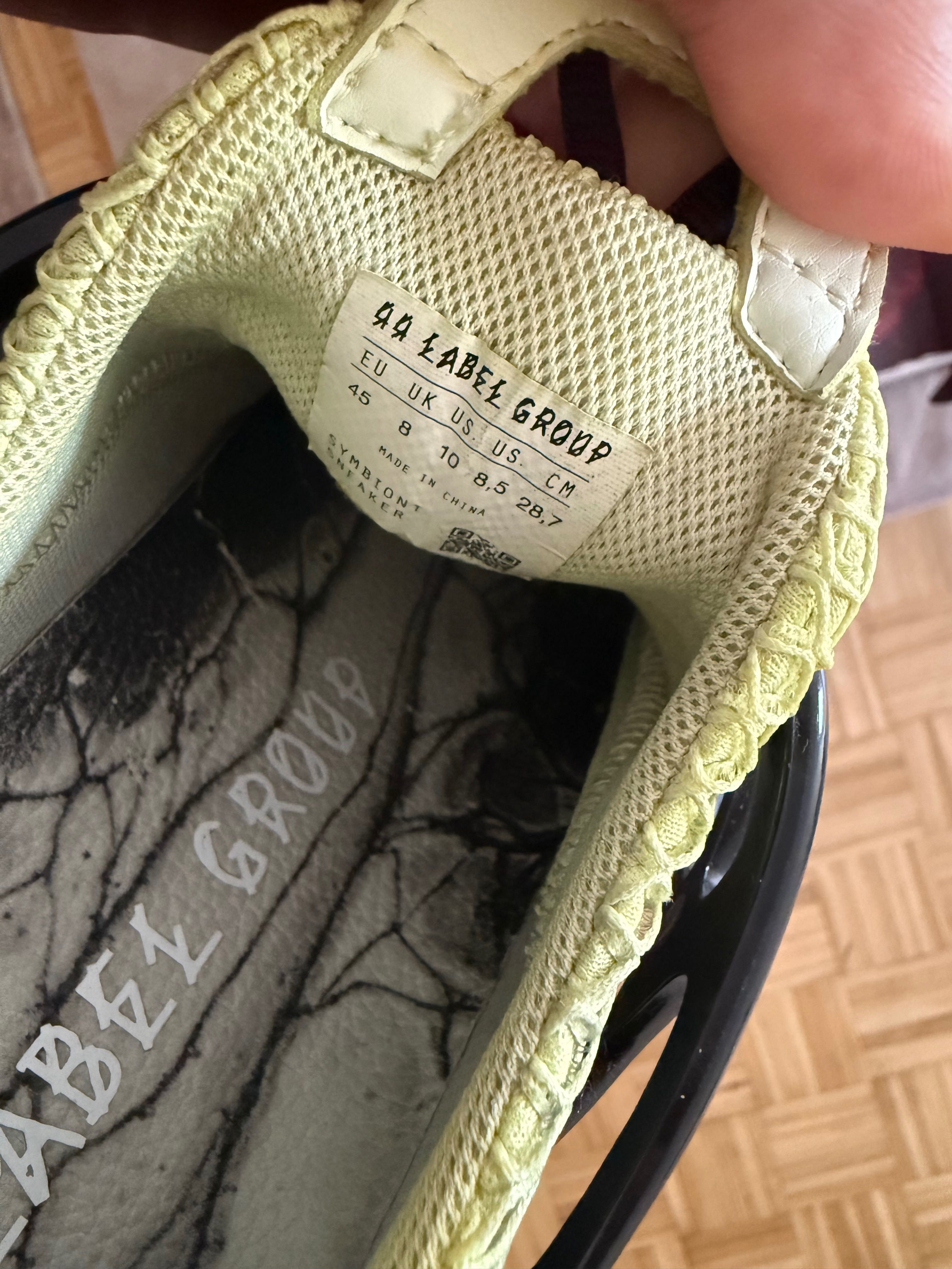 44 lable sneaker 45