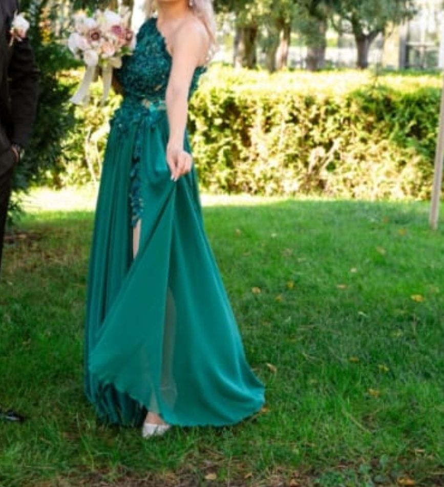 Rochie elegantă cu paiete și perle