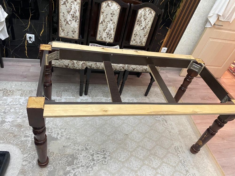 Продам стол и 4 стулья.