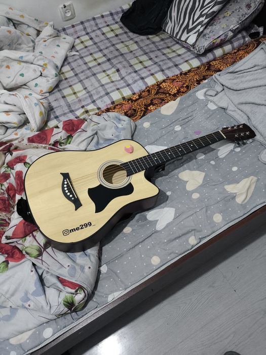 Gitara akusticheskiy