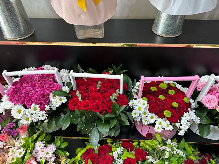 Savatli gullar atirgul korzinka