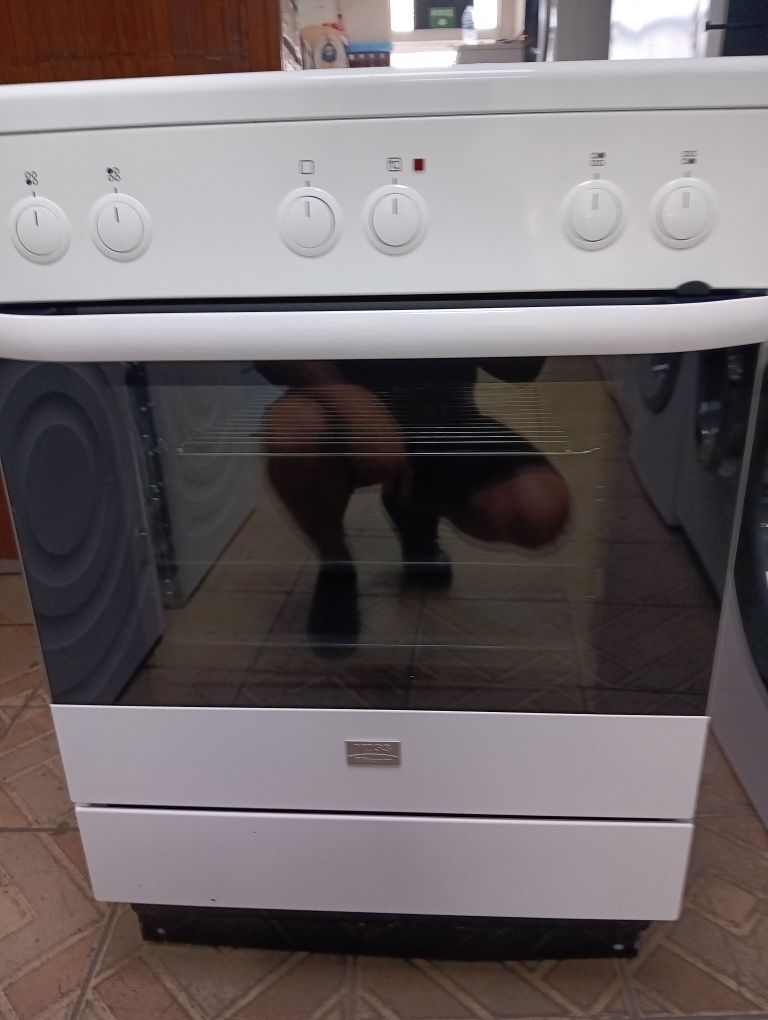 Свободно стояща печка с керамичен VOSS Electrolux с 2 години Гаранция!