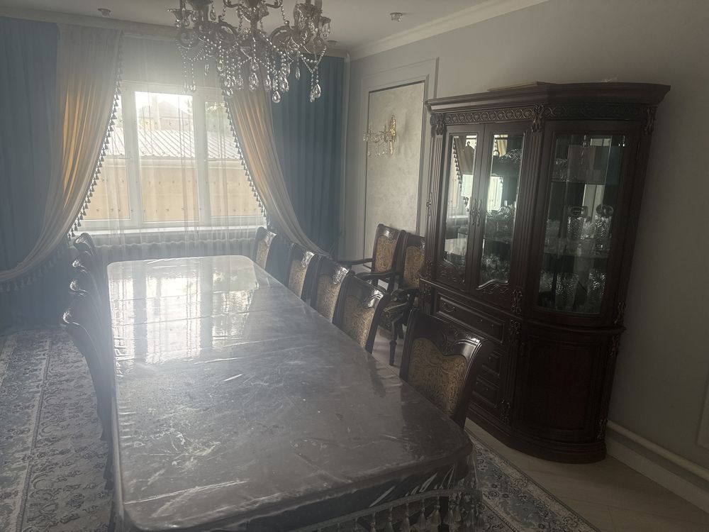 Продается гостинный набор,ветрина,стол и стулья,обмена нету, только на
