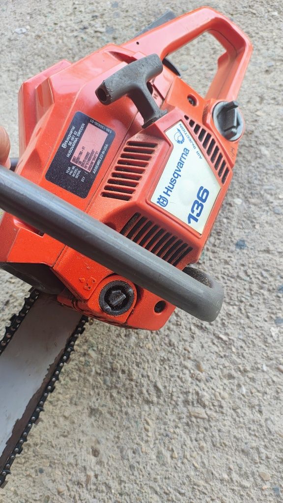 Vând drujba Husqvarna 136.urgent