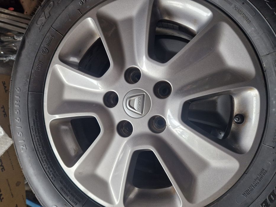 Гуми с джанти дачия дъстер отлично  състояние 215/65/16