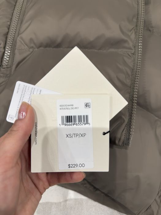 Продам стильную бежевую куртку Calvin Klein, размер XS