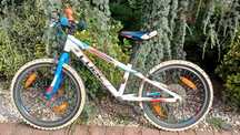 Bicicletă copii CUBE – roți 20”, foarte ușoară și bine întreținută