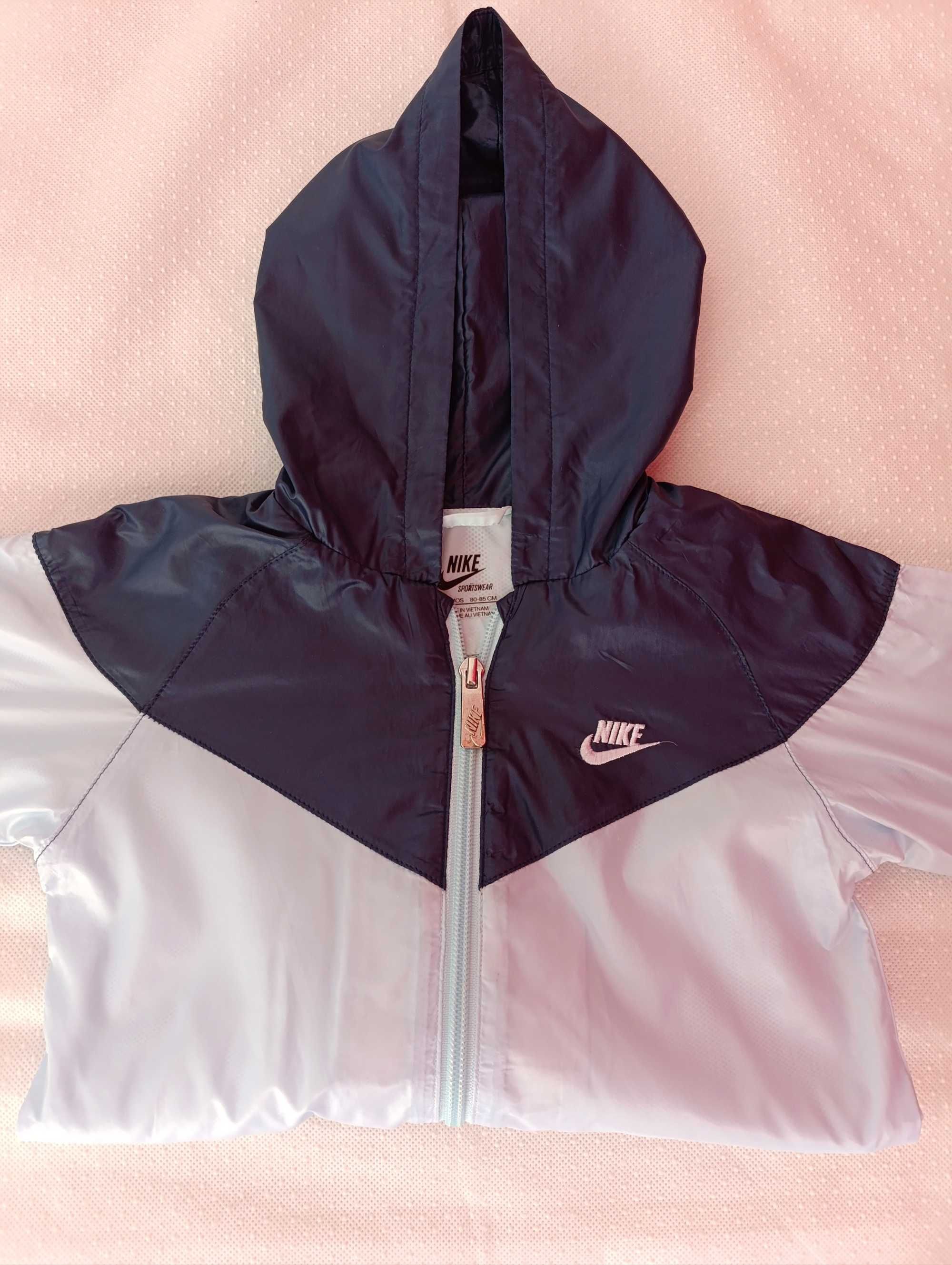 Оригинальни Nike ветровка, като нова, размер 12–18 м, внос от Фрации