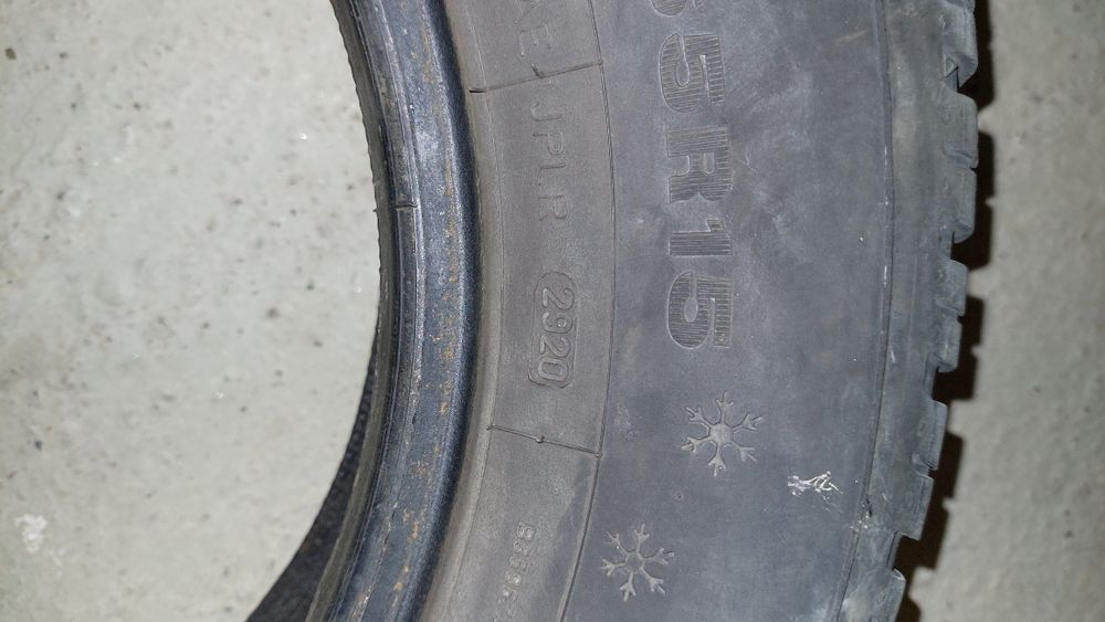 Anvelope iarna  195/65 R15 Dunlop. 2 buc