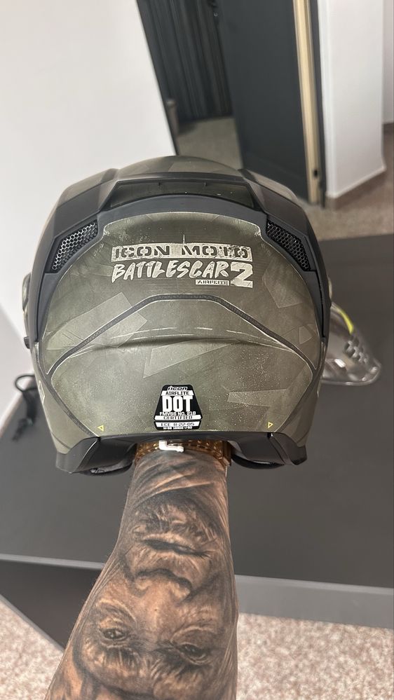 Каска ICON Airflite Battlescar 2