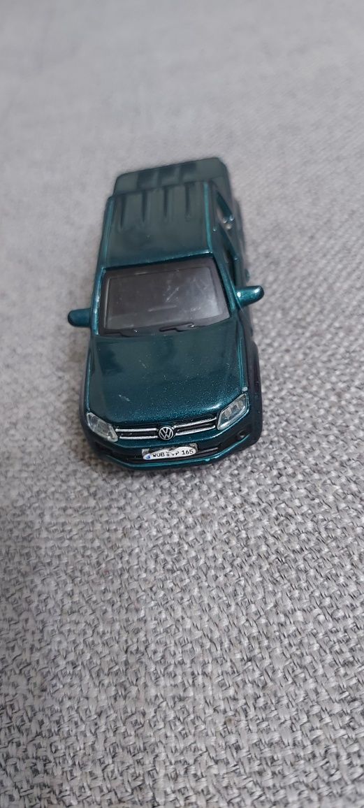 Vînd machetă VOLKSWAGEN Amarok din metal de colecție scara 1 / 43