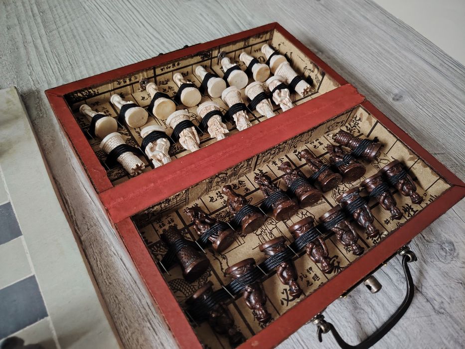 Lot jocuri de șah și sudoku