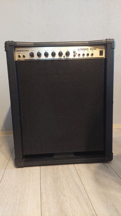 Amplificator bass Behringer ULTRABASS BX600