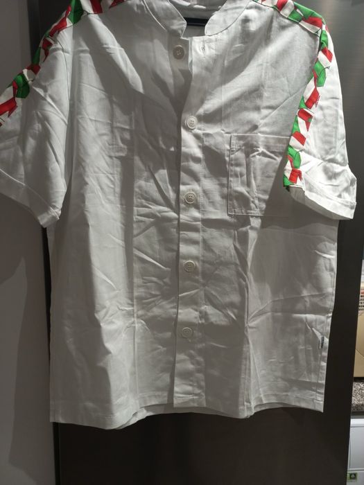 Бели работни дрехи