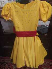 Платье детское,жёлтое с красным поясом ,одевали один раз на 7-8    лет