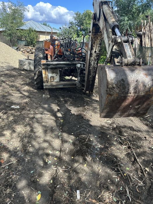 Braț excavator pentru tractor