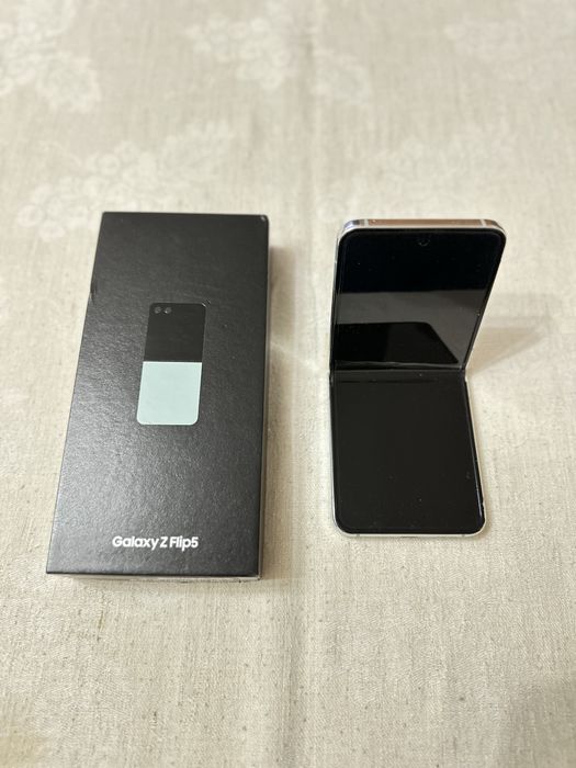 Samsung Galaxy Z Flip5 в гаранция още 18 месеца