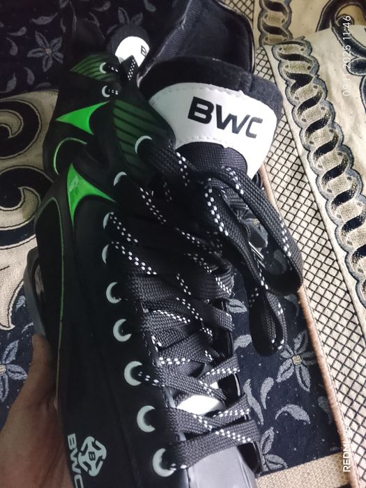 Продам новые коньки хоккейные