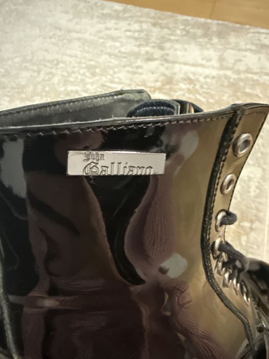 Ghete John Galliano, 37