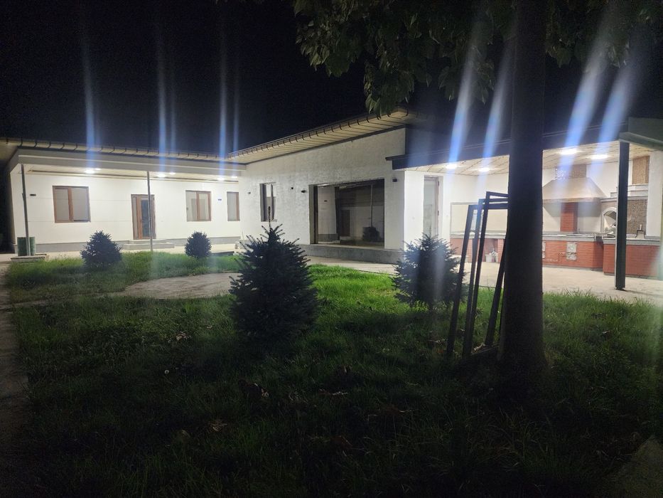 Fudcity bozarga yaqin joyda uchaska arendaga beriladi