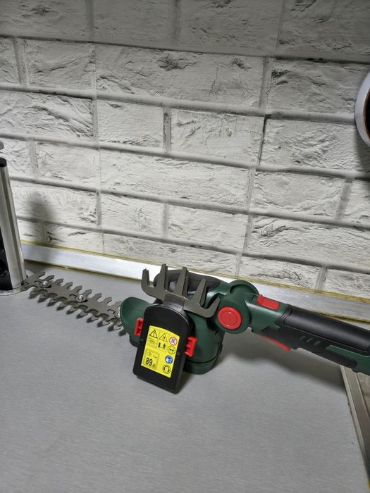 Foarfeca electrica cu acumulator pentru gard viu