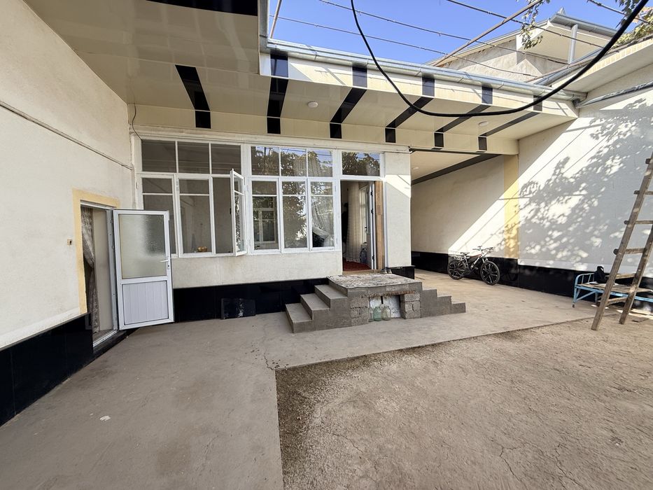 Rohat metro yonida uchaska sotiladi