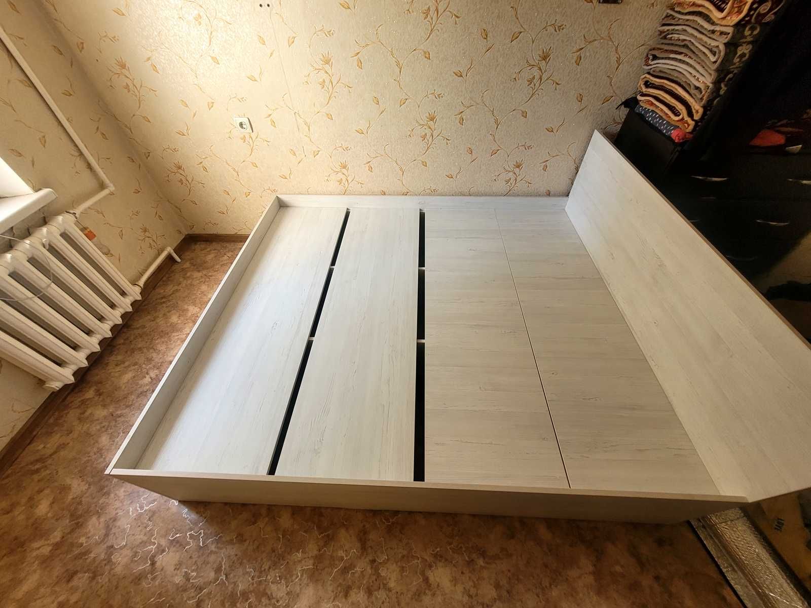 Кровать с матрасом, чистый без блох и паразитов