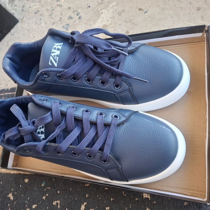 Аяқ киім сатылады