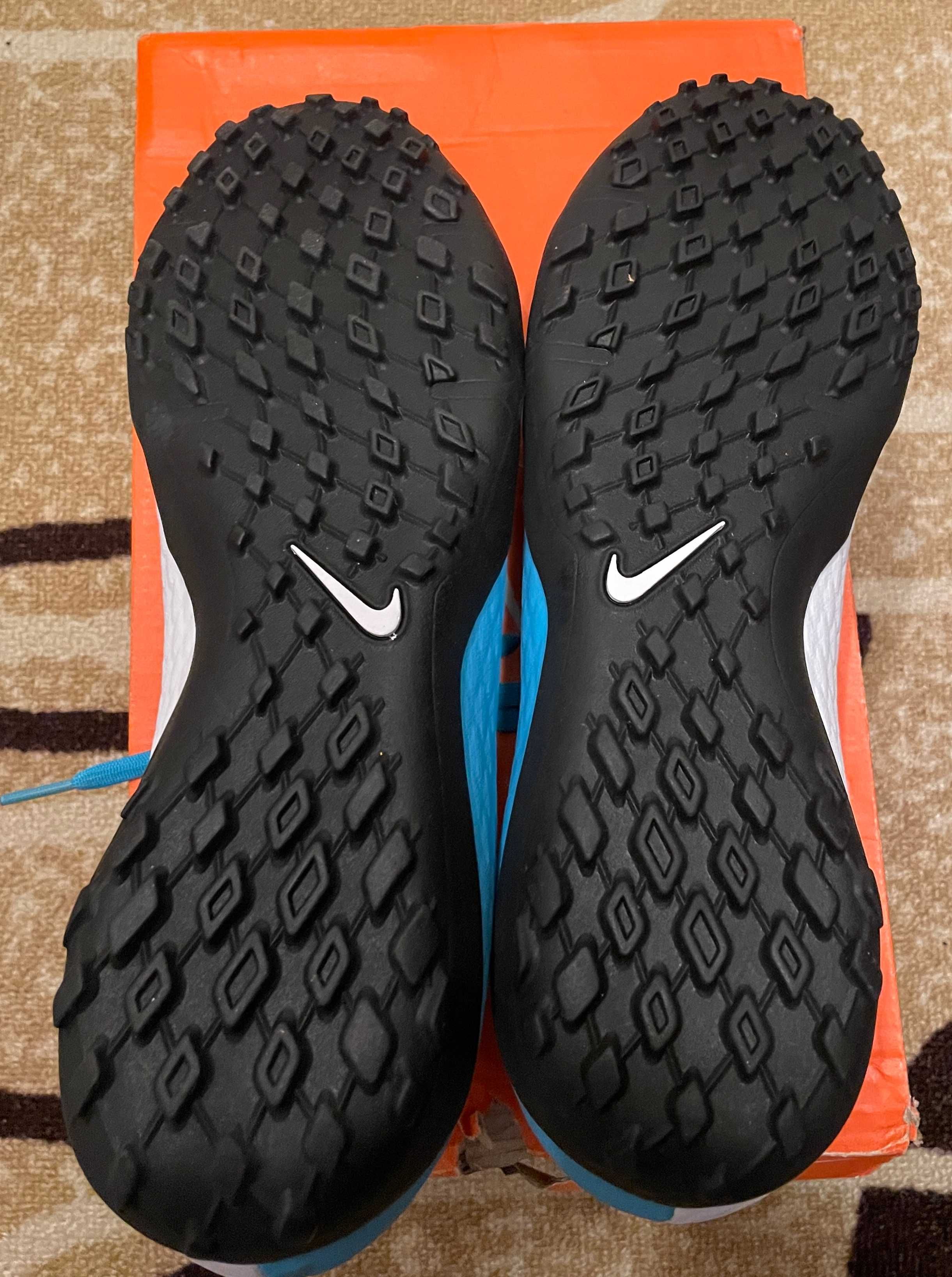 Нови футболни обувки Nike Hypervenomx Phelon III