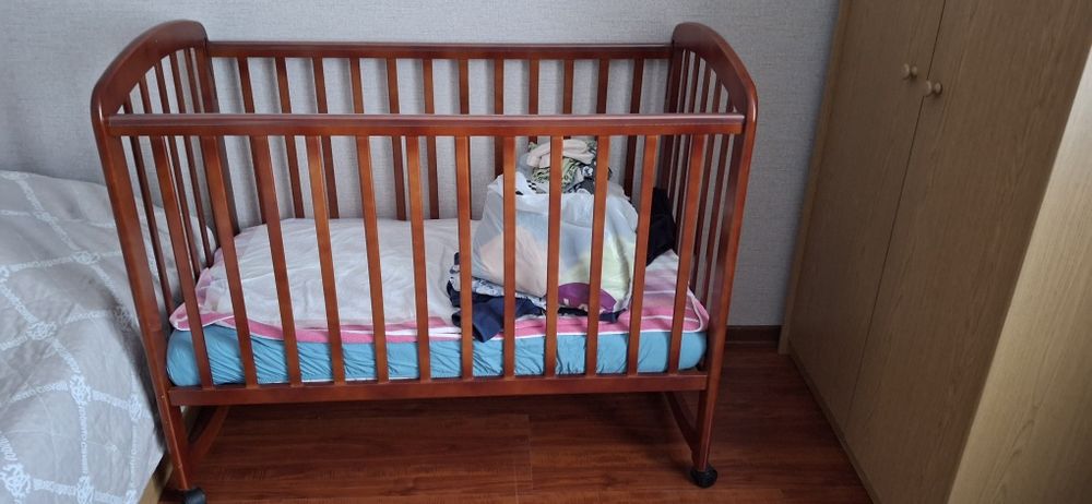 Кровать детская со сдижной боковиной