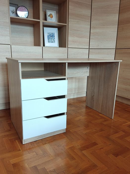 Бюро с три чекмеджета