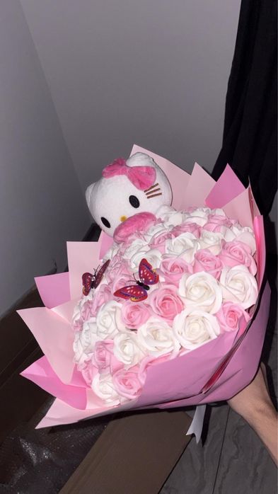 Buchet Hello Kitty, 51 Teandafiri De Sapun (Albi si Roz) + Fundita Roz