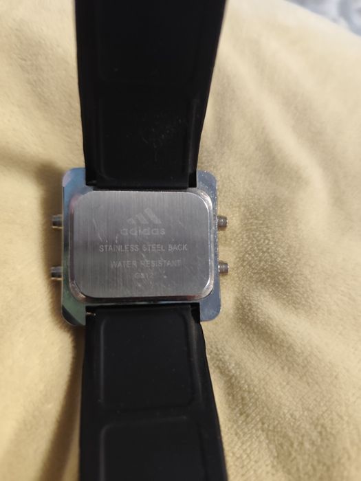 Електронен часовник адидас