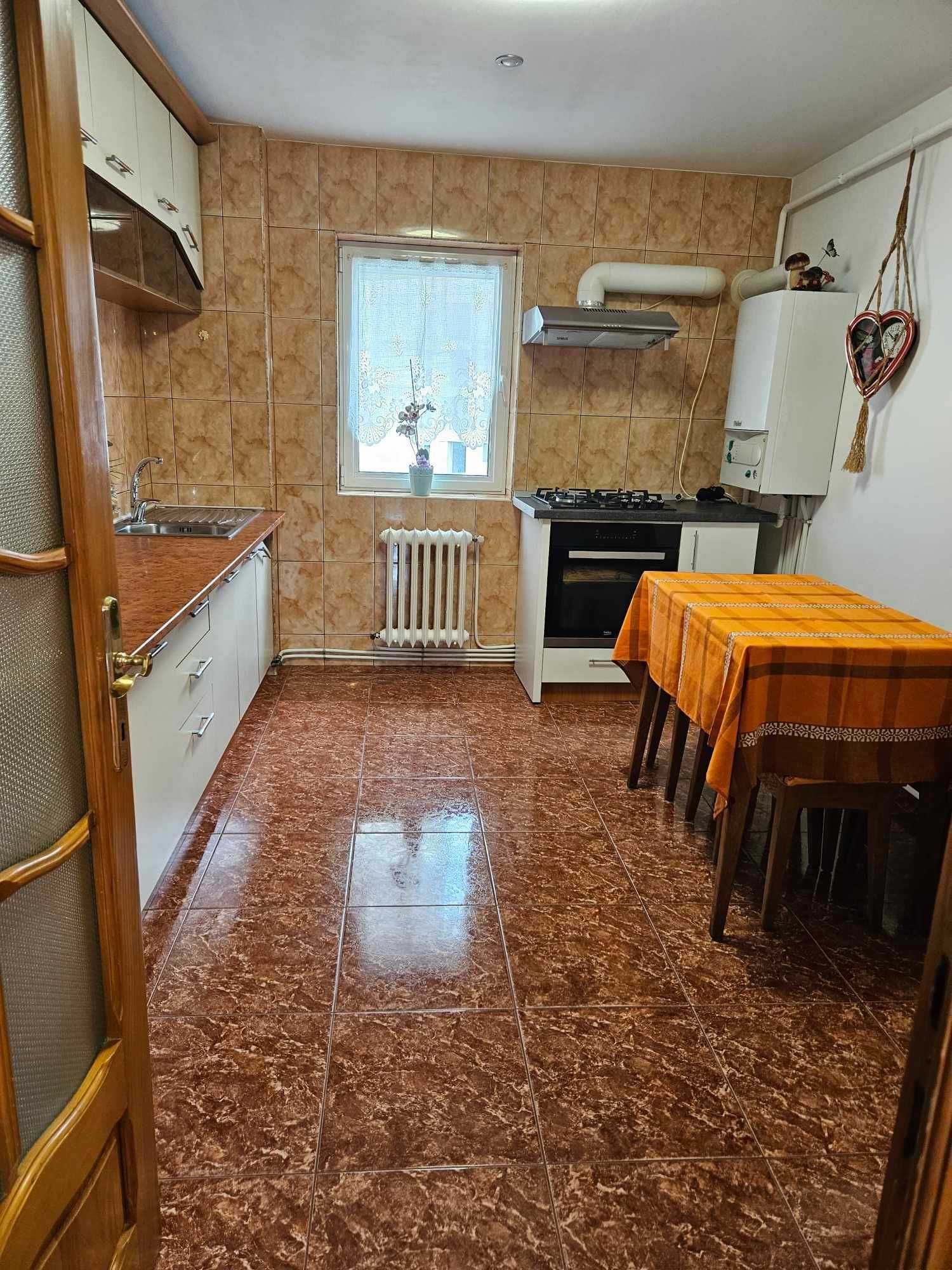 Apartament 4 camere decomandat de închiriat Nicolina