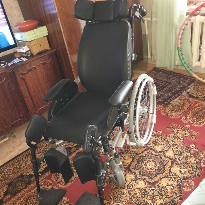 Коляска инвалидная. многофункциональная. с выоокой спинкой.