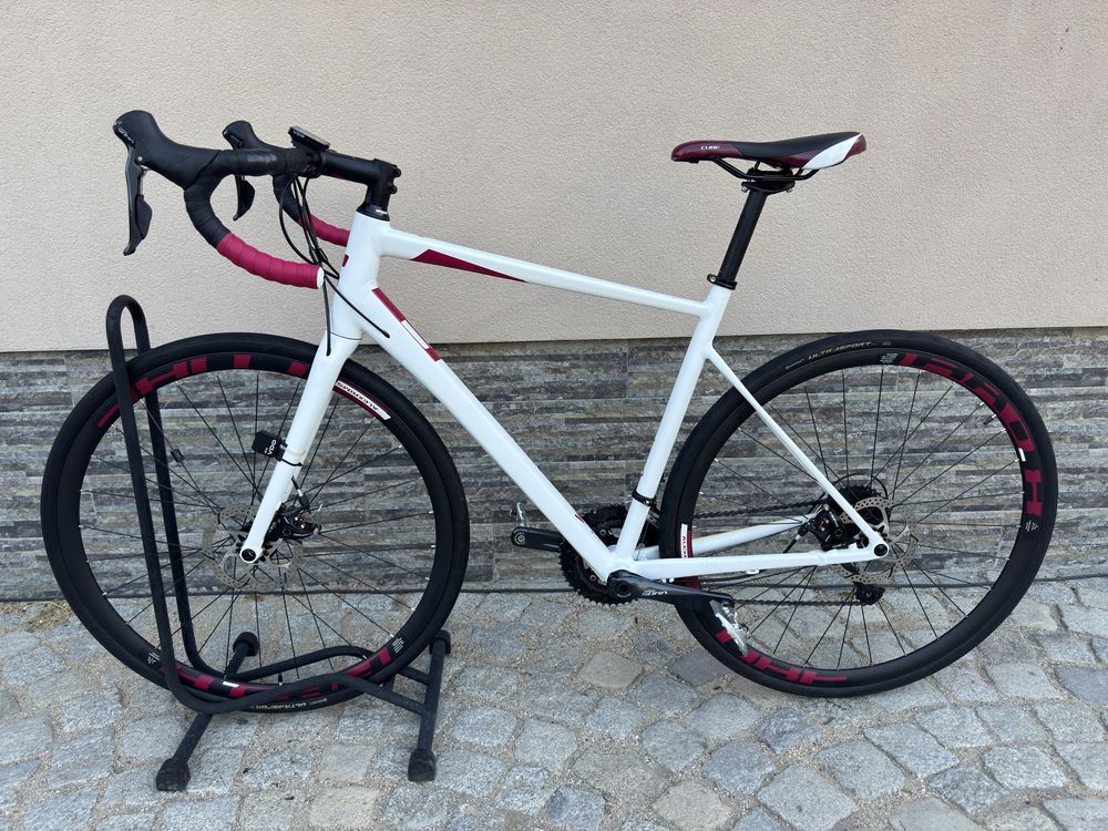 Шосеен дамски алуминиев велосипед Cube Axial Pro размер: 28/56см