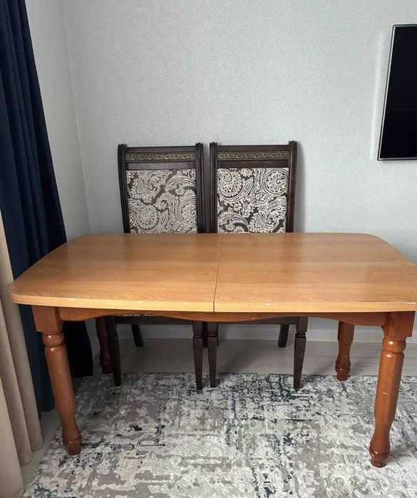 Продаю комплект: 6 стульев + стол в подарок