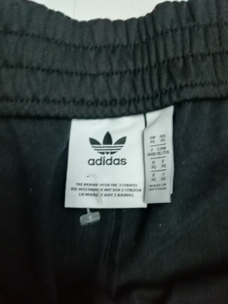 Pantalonii adidas (nu nike, nu stussy, nu charhart)