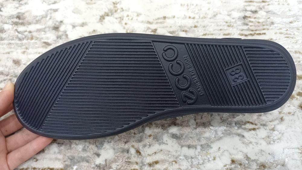 ECCO оригинальные кожаные кроссовки.