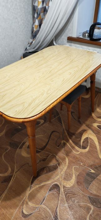 Стол  с четырьмя стульями