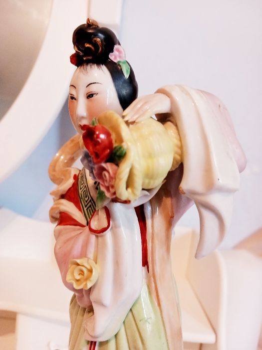Statueta veche din portelan