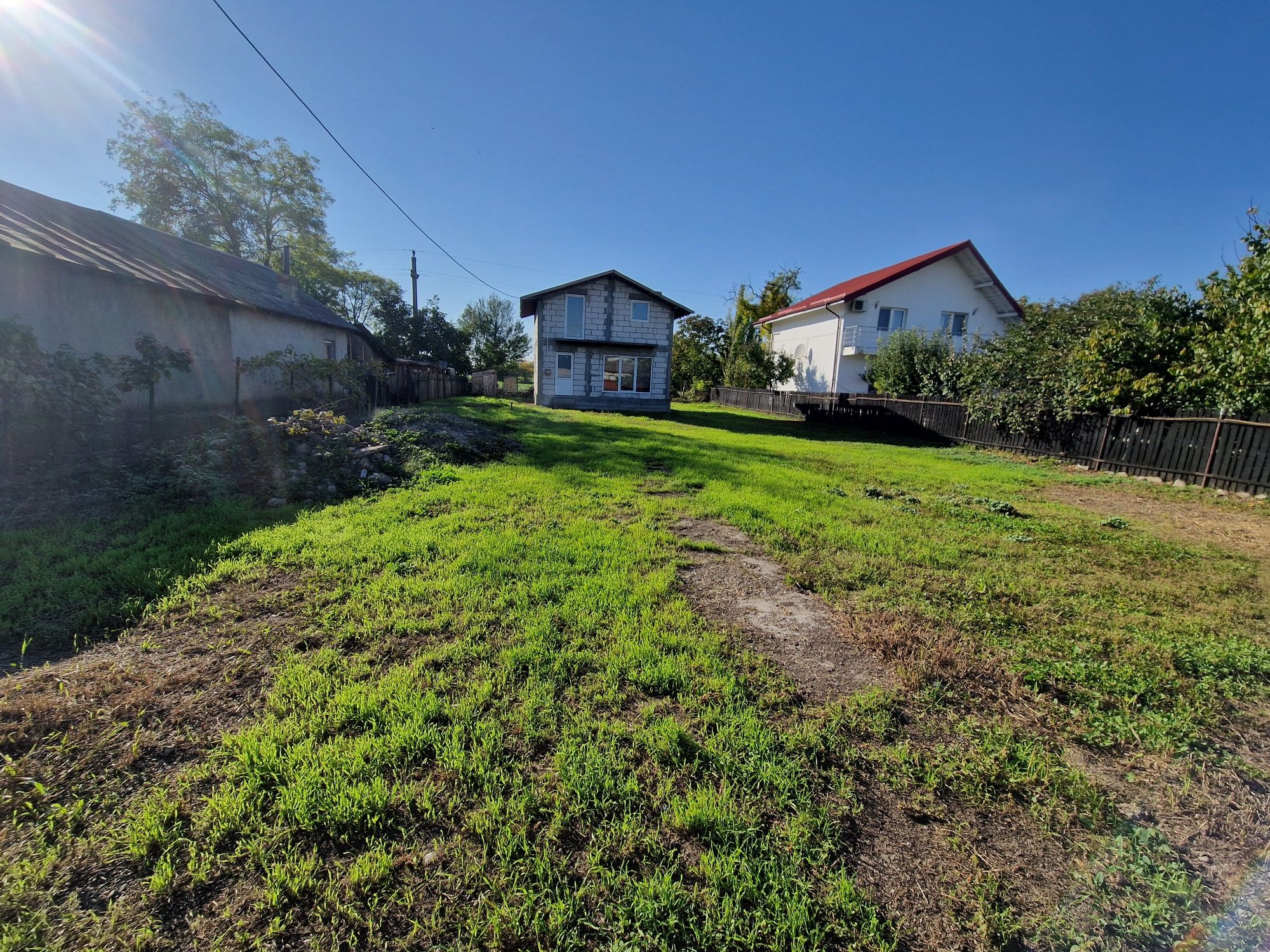 Casa la rosu din 2013 + teren 745 mp pe DN1  in Puchenii Mari