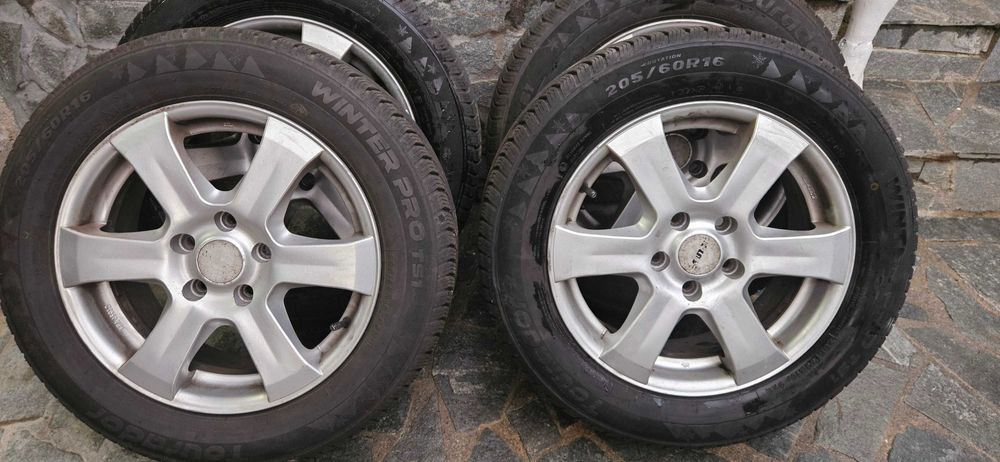 jante cu cauciucuri iarna  205 60 R16 iarna