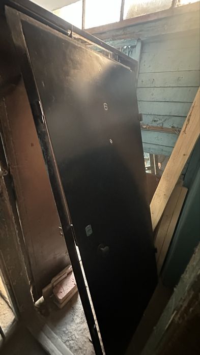 Дверь железная в хорошем состоянии