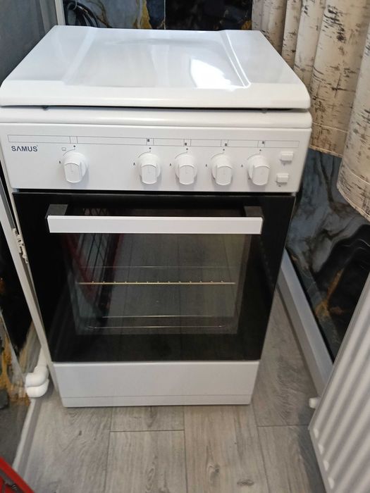 Vând  aragaz - șifonier - geacă - iarnă.