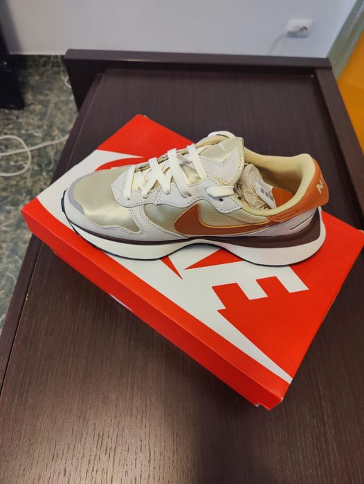 Nike W Phoenix Waffle noi
Team Gold/ Dark Russet-Coconut Milk-Hemp

35