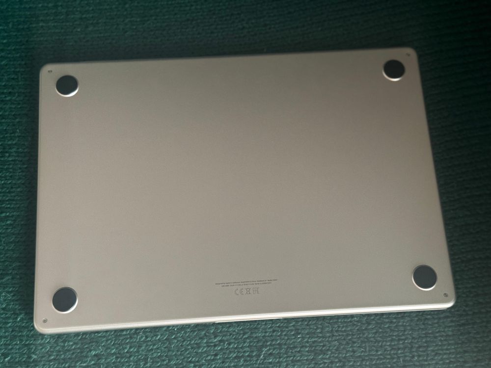 Apple MacBook Air Retina de 15 inch / M2 chip / 19 cicluri