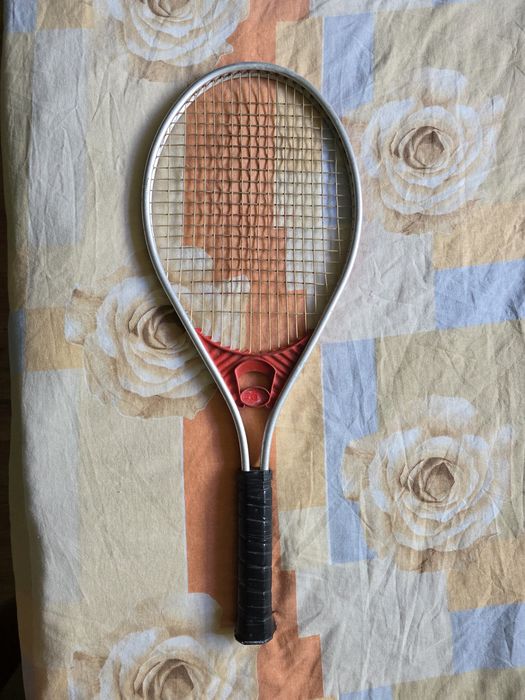 ракета за тенис на корт