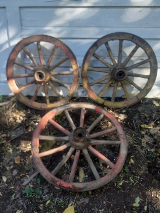 Колела от дървена каруца.